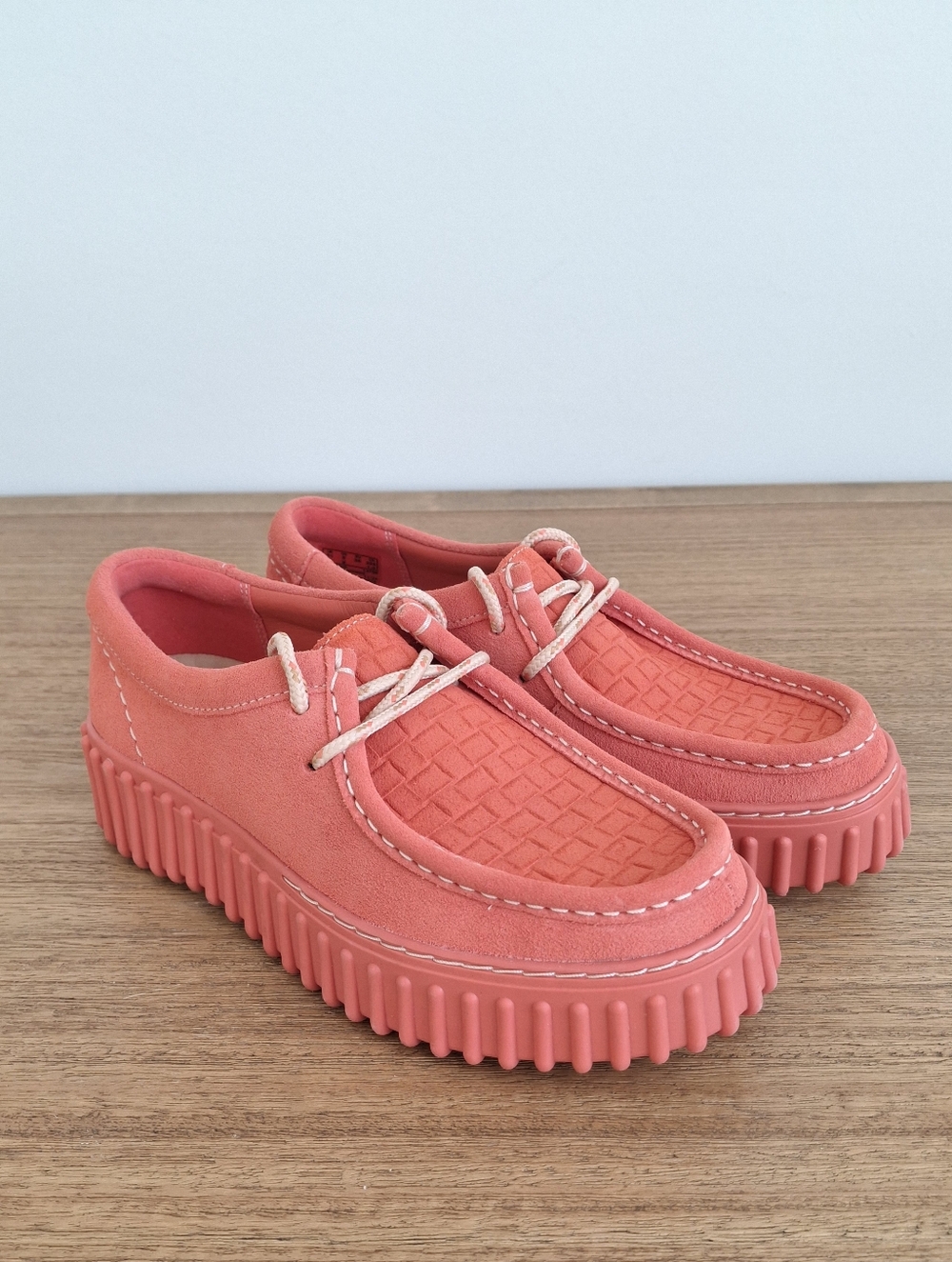 (New) Clarks – Torhill Bee Platform Suede Loafers (Coral) – Women's 6